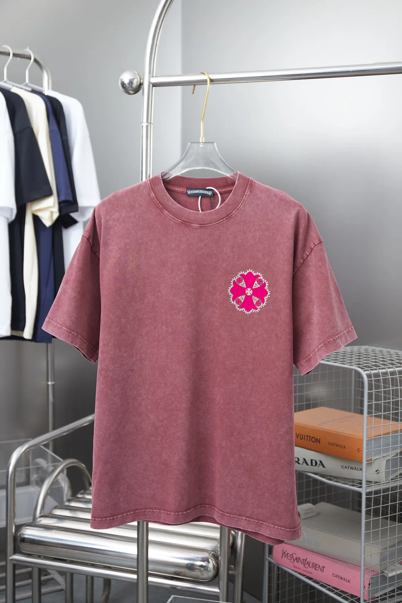 🅿️220 Chrome Hearte 25SS early spring new style, flocked printed hot diamond short sleeves, light luxury, essential item for daily commuting for men and women, correct version, welcome to compare, detailed features · 280 grams of 100% pure cotton double yarn jersey fabric · Special thickened 32 pieces of double-strand 1X1 thread in the same vat · Beautiful velvet Chrome Heart pattern printing ➕Australian broken diamonds. Ready-to-wear dyeing Then do the faded fried snowflake process, then wash it to make it look old. Common washing improves the effect · Double-needle stitching across seams · Original main mark, washed tag, branded moisture-proof paper packaging Color: Black/Apricot/Burgundy/Grass Green Size: S/M/L/XL